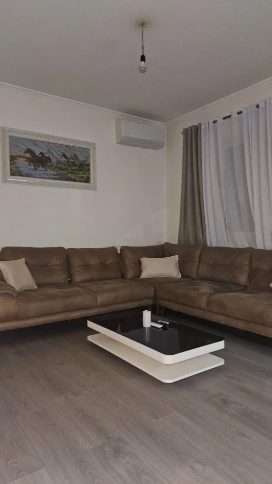 Tirane, jepet me qera apartament 1+1+Aneks+Ballkon Kati 2, 100 m² 600 € (Rruga Kavajes)