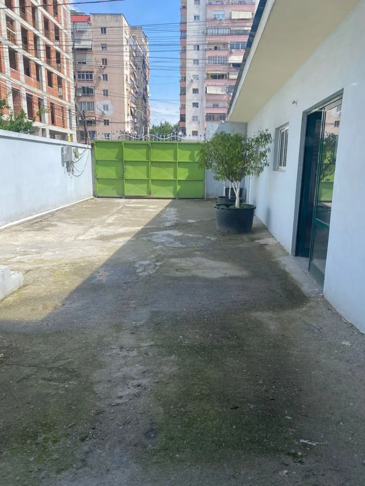 Tirane, jepet me qera ambjent biznesi Kati 0, 270 m² 1.000 € (beniamin kruta fusha aviacionit)