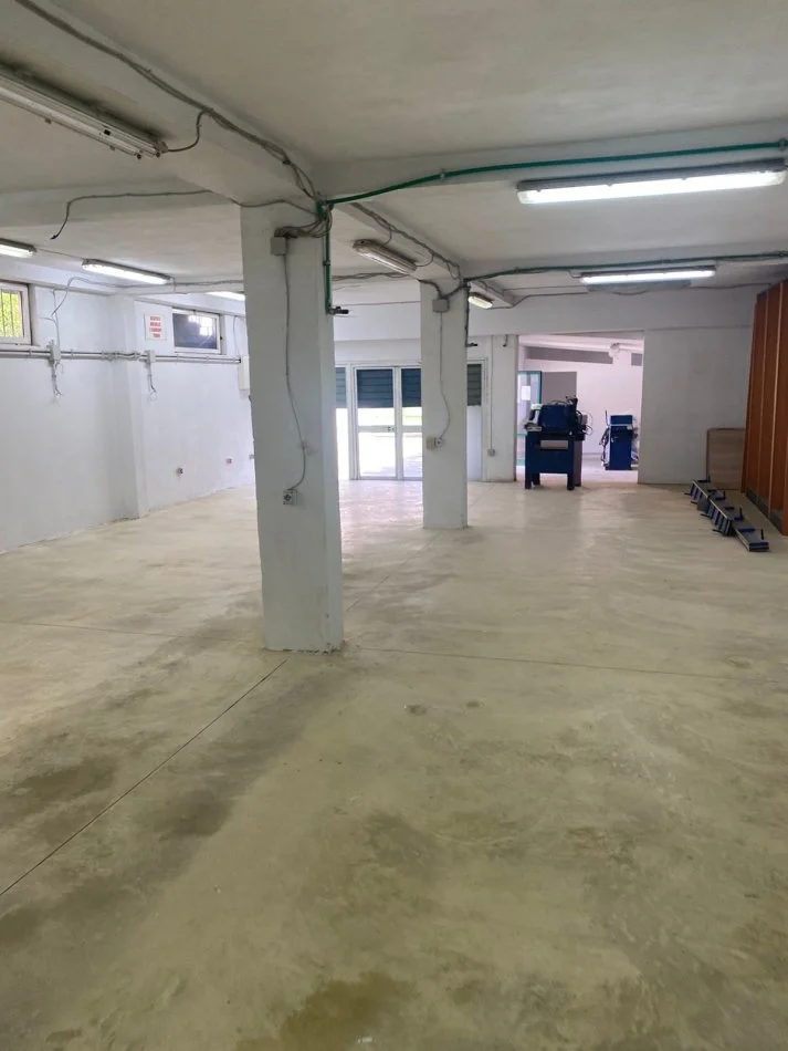 Tirane, jepet me qera ambjent biznesi Kati 0, 270 m² 1.000 € (beniamin kruta fusha aviacionit)
