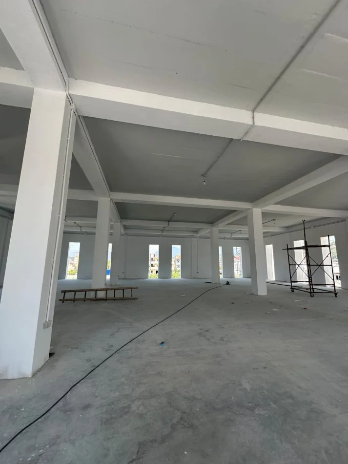 Tirane, jepet me qera magazine Kati 3, 1.500 m² 5.250 € (PRUSH)