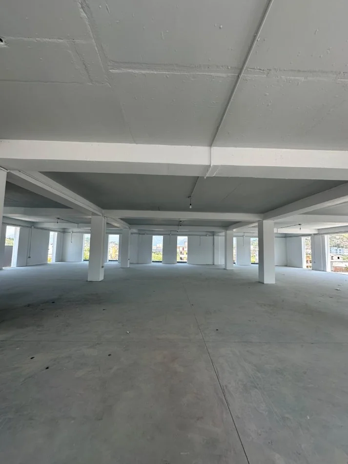 Tirane, jepet me qera magazine Kati 3, 1.500 m² 5.250 € (PRUSH)