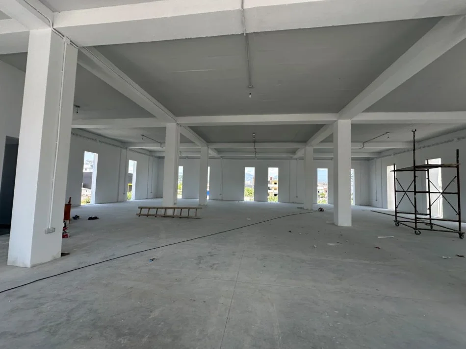 Tirane, jepet me qera magazine Kati 3, 1.500 m² 5.250 € (PRUSH)