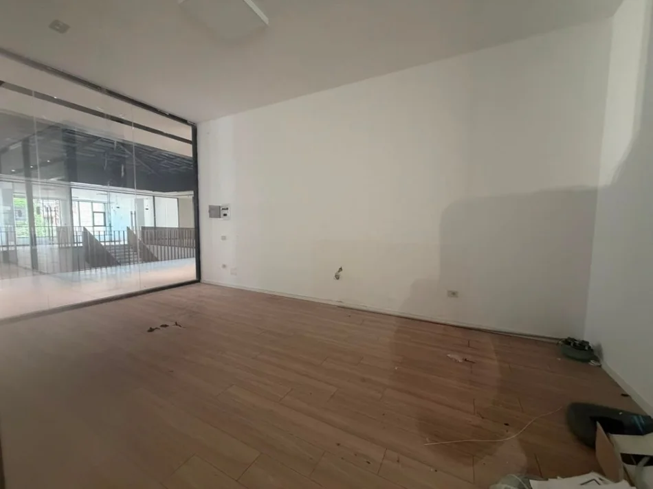 Tirane, jepet me qera ambjent biznesi Kati 2, 35 m² 700 € (RRUGA MINE PEZA , GOLDEN TOWER)