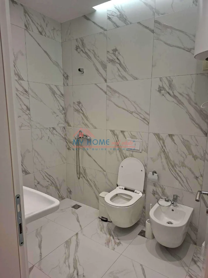 Tirane, jepet me qera zyre Kati 3, 116 m² 1.000 € (Mine Peza)