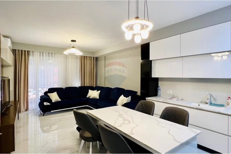 Tirane, jepet me qera 2+1 Kati 7, 140 m² 600 € (golden park)