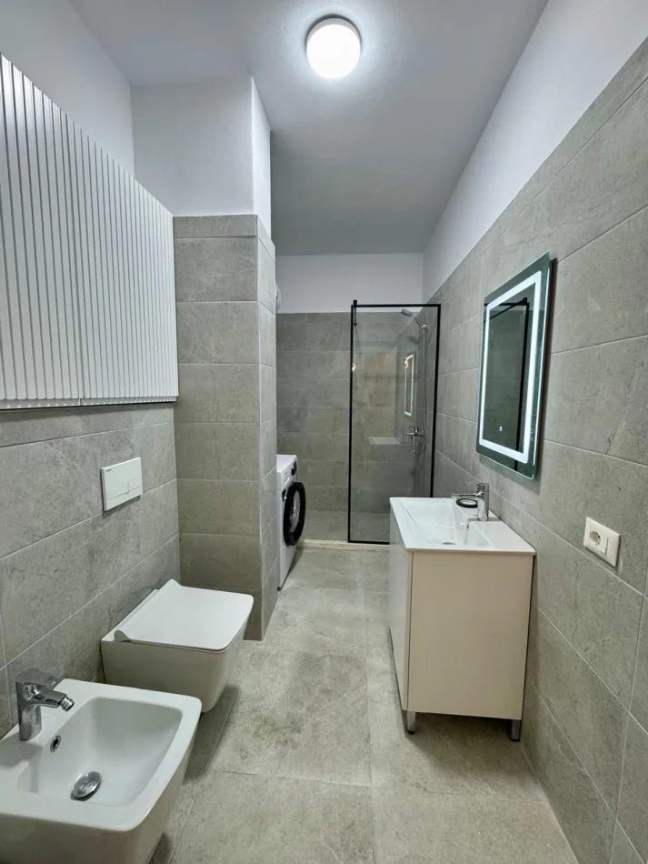Tirane, jepet me qera apartament 2+1 Kati 5, 92 m² 600 € (GRAND GALERY)
