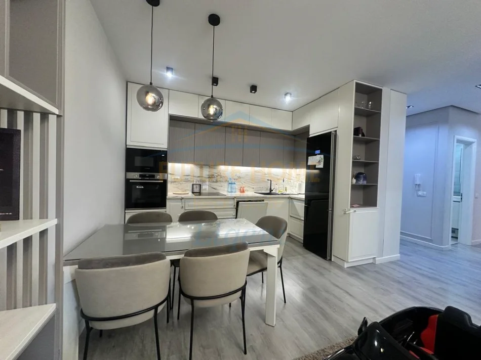 Tirane, jepet me qera apartament 2+1+PARKIM , Kati 3, 92 m² 850 € (GREEN CITY , UNAZA E RE)