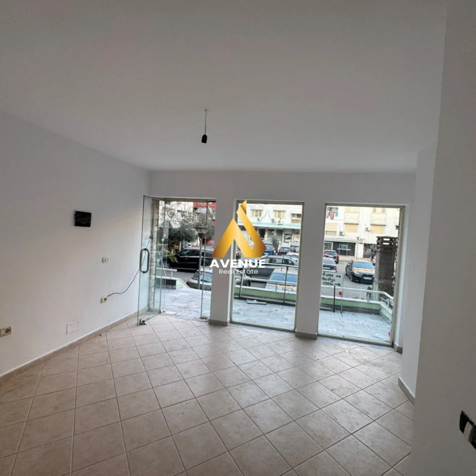 Tirane, jepet me qera dyqan Kati 0, 30 m² 350 € (kthesa e kamzes)