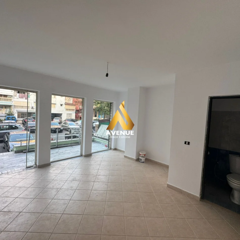 Tirane, jepet me qera dyqan Kati 0, 30 m² 350 € (kthesa e kamzes)