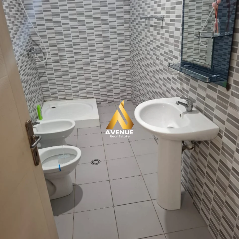 Tirane, jepet me qera apartament 1+1+Ballkon Kati 3, 70 m² 400 € (astir)