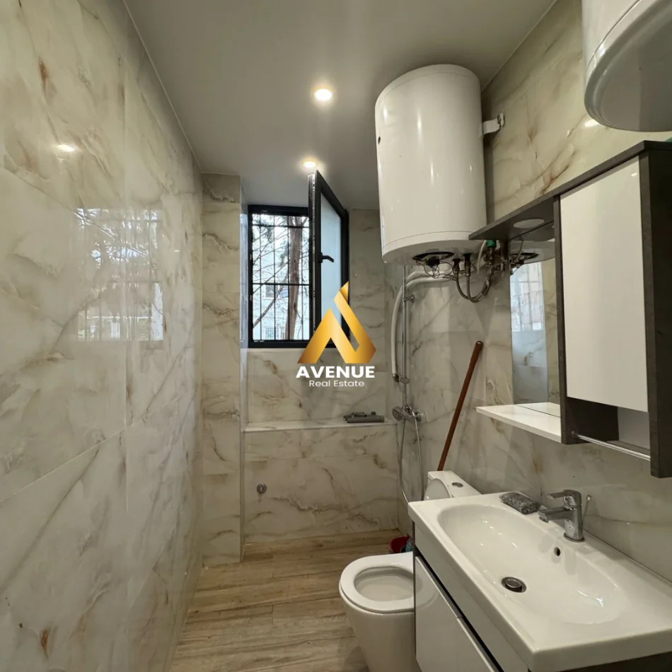 Tirane, jepet me qera zyre Kati 0, 50 m² 700 € (emin duraku)