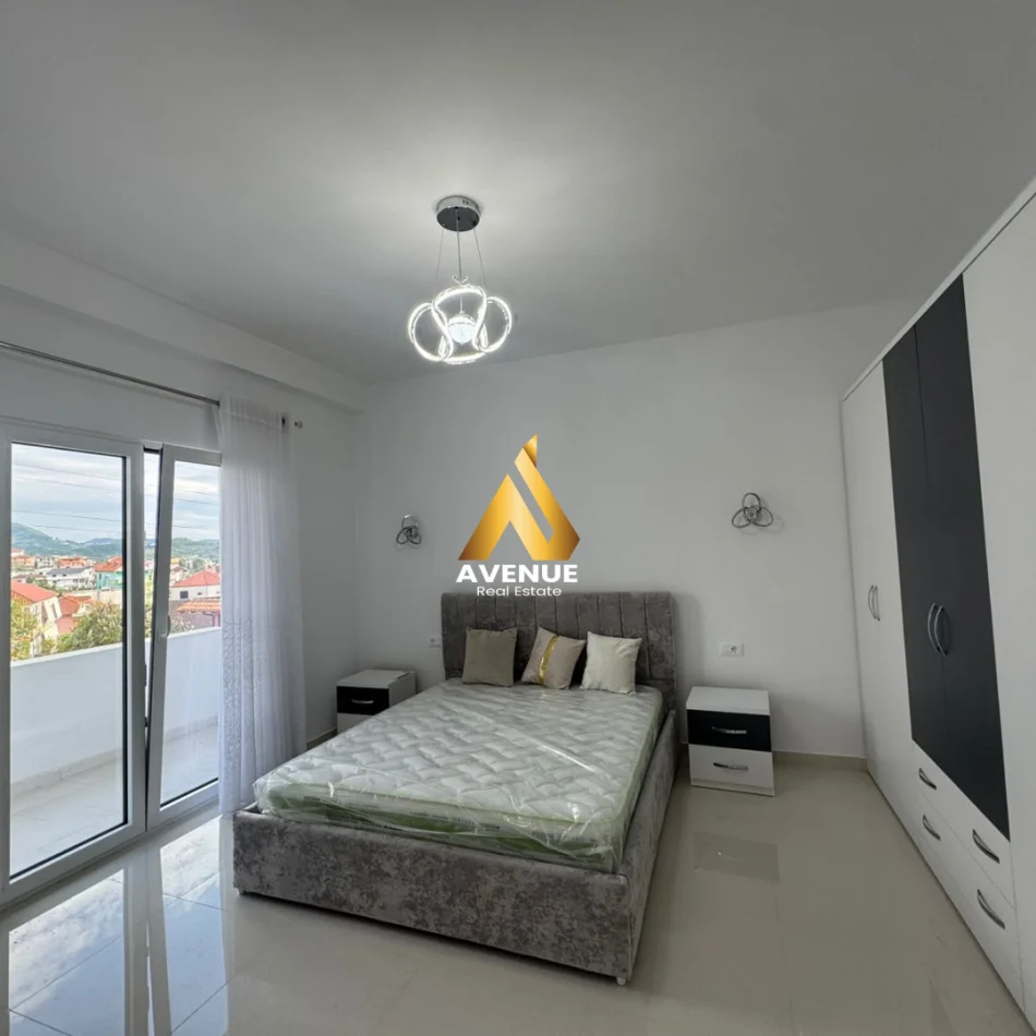 Tirane, jepet me qera apartament 2+1+Ballkon Kati 2, 120 m² 550 € (sauk i ri)
