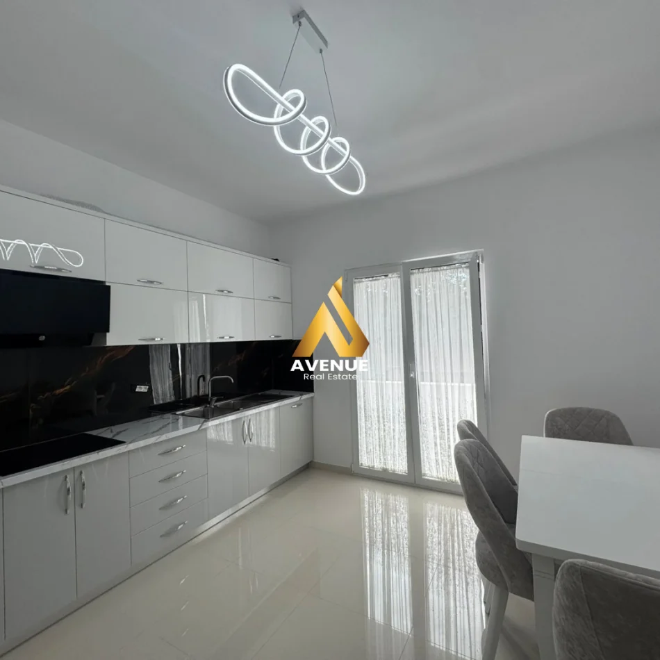 Tirane, jepet me qera apartament 2+1+Ballkon Kati 2, 120 m² 550 € (sauk i ri)