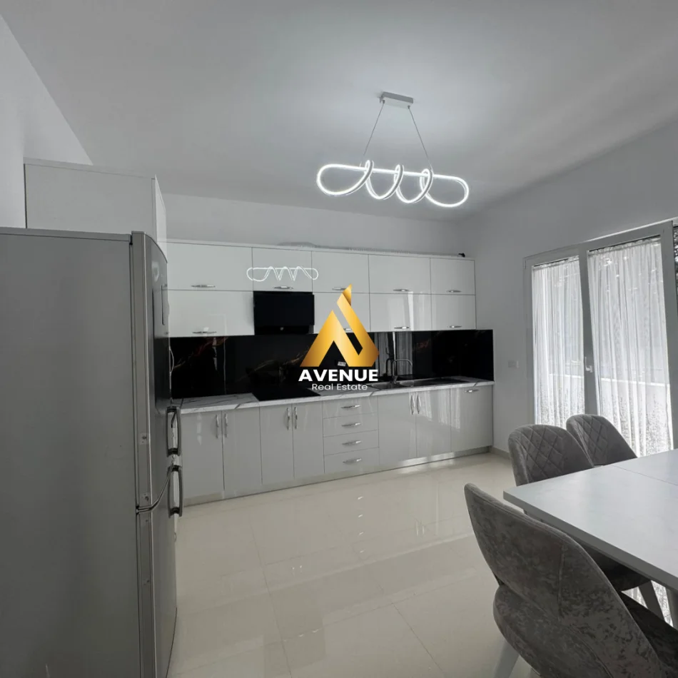 Tirane, jepet me qera apartament 2+1+Ballkon Kati 2, 120 m² 550 € (sauk i ri)