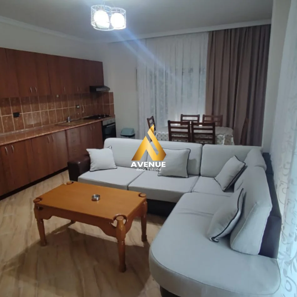 Tirane, jepet me qera apartament 2+1+Ballkon Kati 4, 85 m² 450 € (astir)