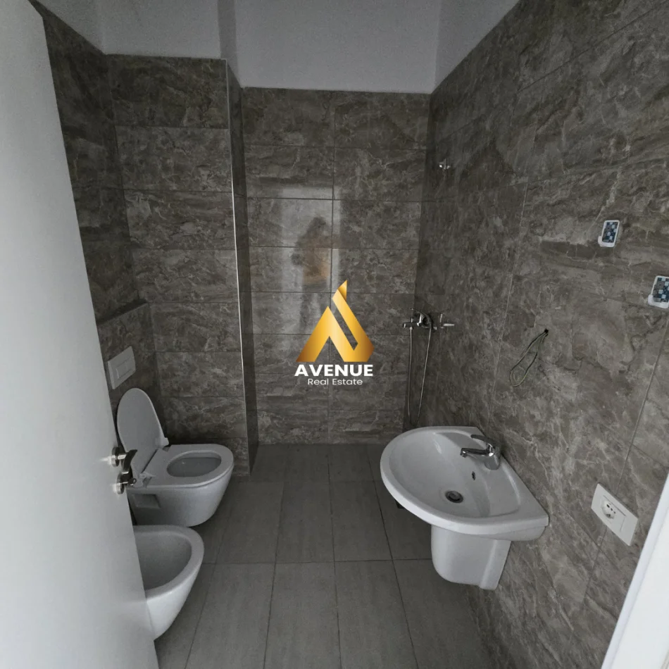 Tirane, jepet me qera ambjent biznesi Kati 3, 110 m² 1.000 € (sali butka)