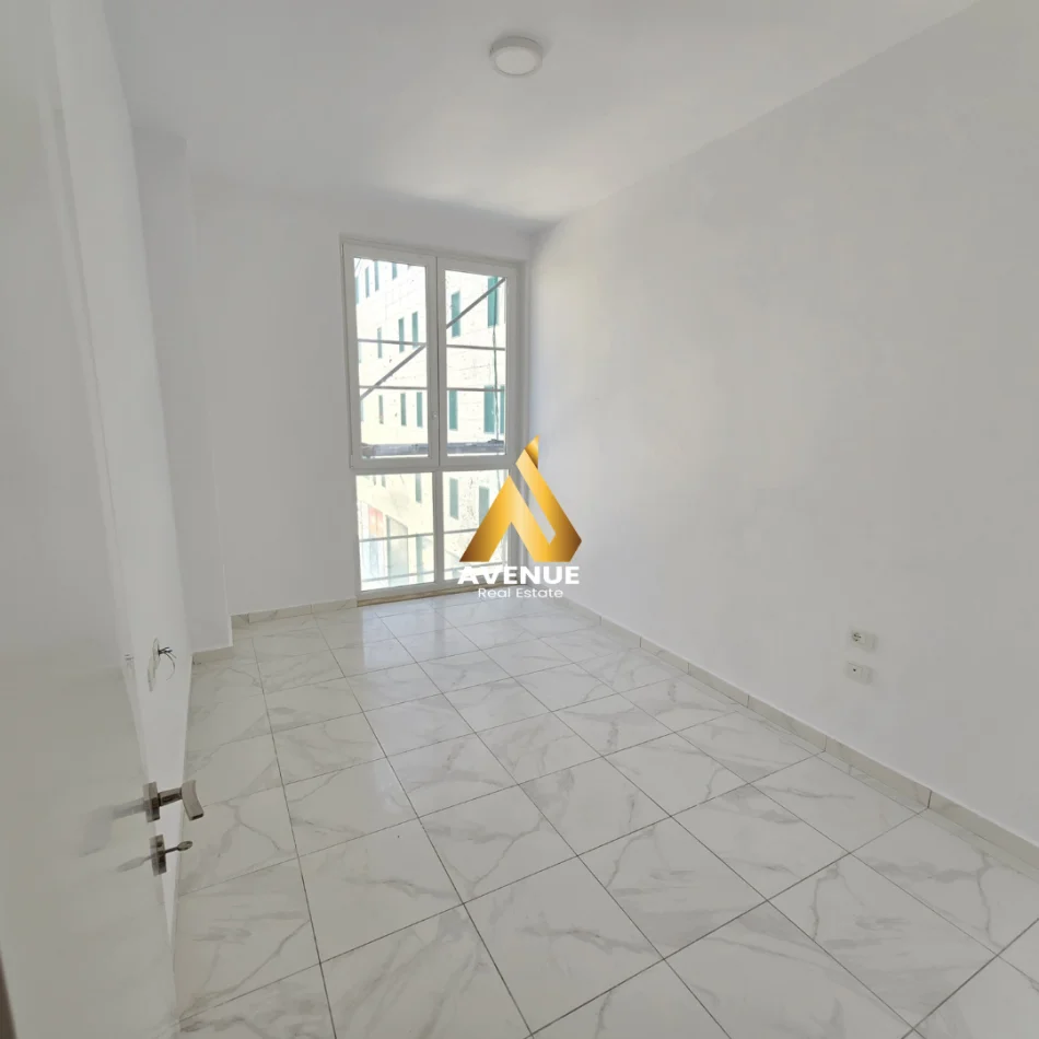 Tirane, jepet me qera ambjent biznesi Kati 3, 110 m² 1.000 € (sali butka)
