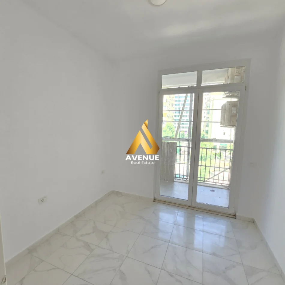 Tirane, jepet me qera ambjent biznesi Kati 3, 110 m² 1.000 € (sali butka)