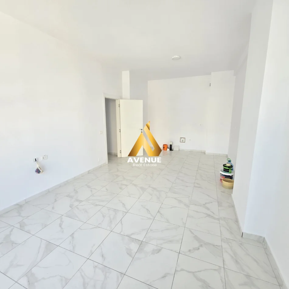 Tirane, jepet me qera ambjent biznesi Kati 3, 110 m² 1.000 € (sali butka)