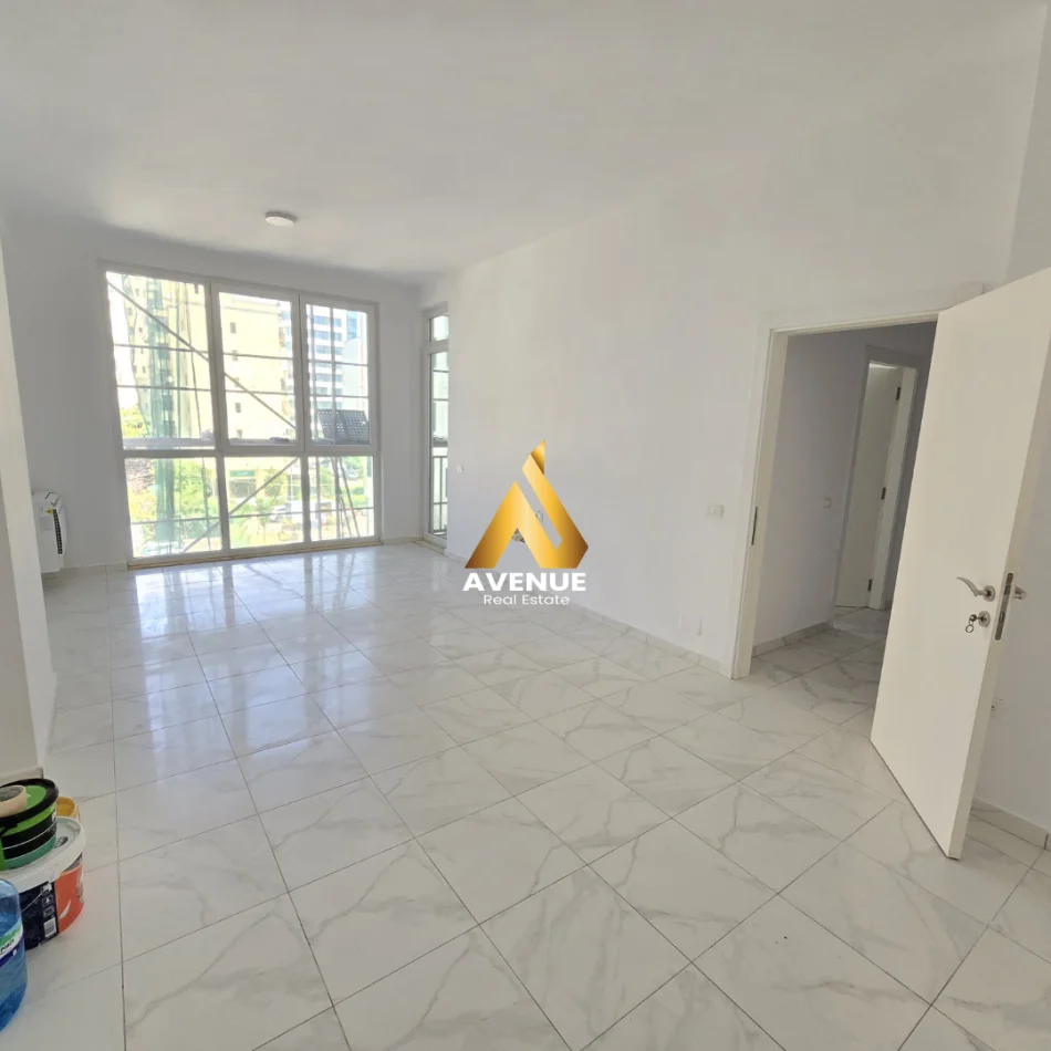 Tirane, jepet me qera ambjent biznesi Kati 3, 110 m² 1.000 € (sali butka)