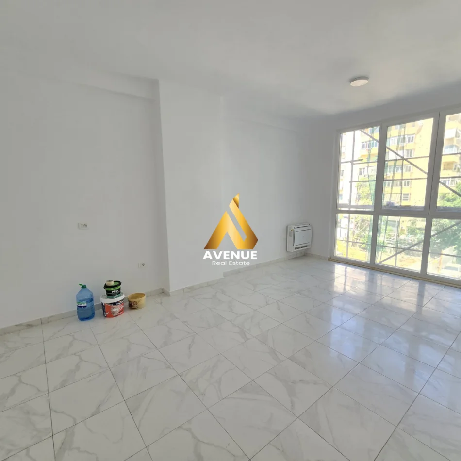 Tirane, jepet me qera ambjent biznesi Kati 3, 110 m² 1.000 € (sali butka)