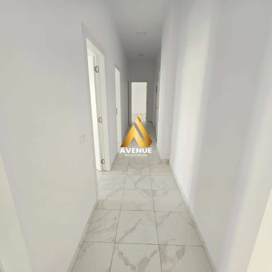 Tirane, jepet me qera ambjent biznesi Kati 3, 110 m² 1.000 € (sali butka)