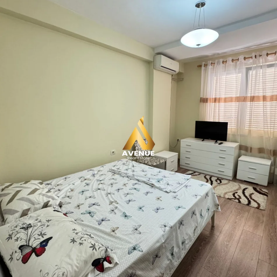Tirane, jepet me qera apartament 2+1+Ballkon Kati 2, 100 m² 700 € (kodra e diellit)