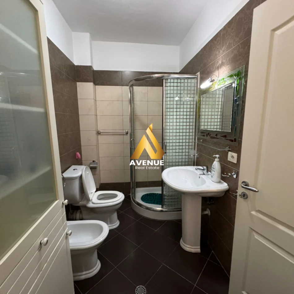 Tirane, jepet me qera apartament 2+1+Ballkon Kati 2, 100 m² 700 € (kodra e diellit)