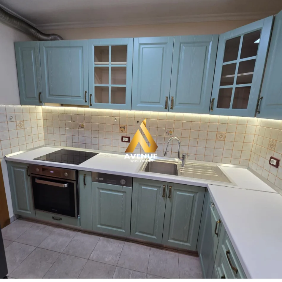 Tirane, jepet me qera apartament 1+1+Ballkon Kati 5, 60 m² 600 € (RESHIT PETRELA)