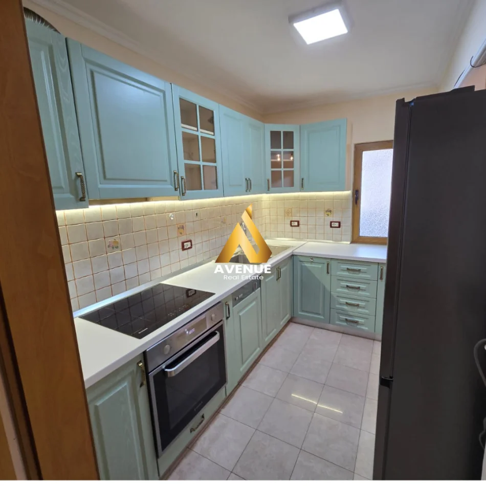 Tirane, jepet me qera apartament 1+1+Ballkon Kati 5, 60 m² 600 € (RESHIT PETRELA)