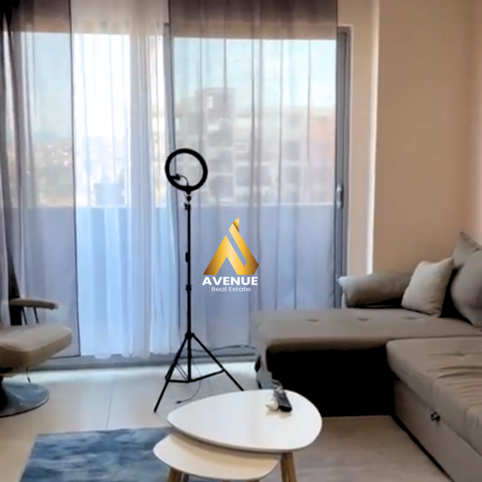 Tirane, jepet me qera apartament 1+1+Ballkon Kati 7, 65 m² 400 € (kamez)