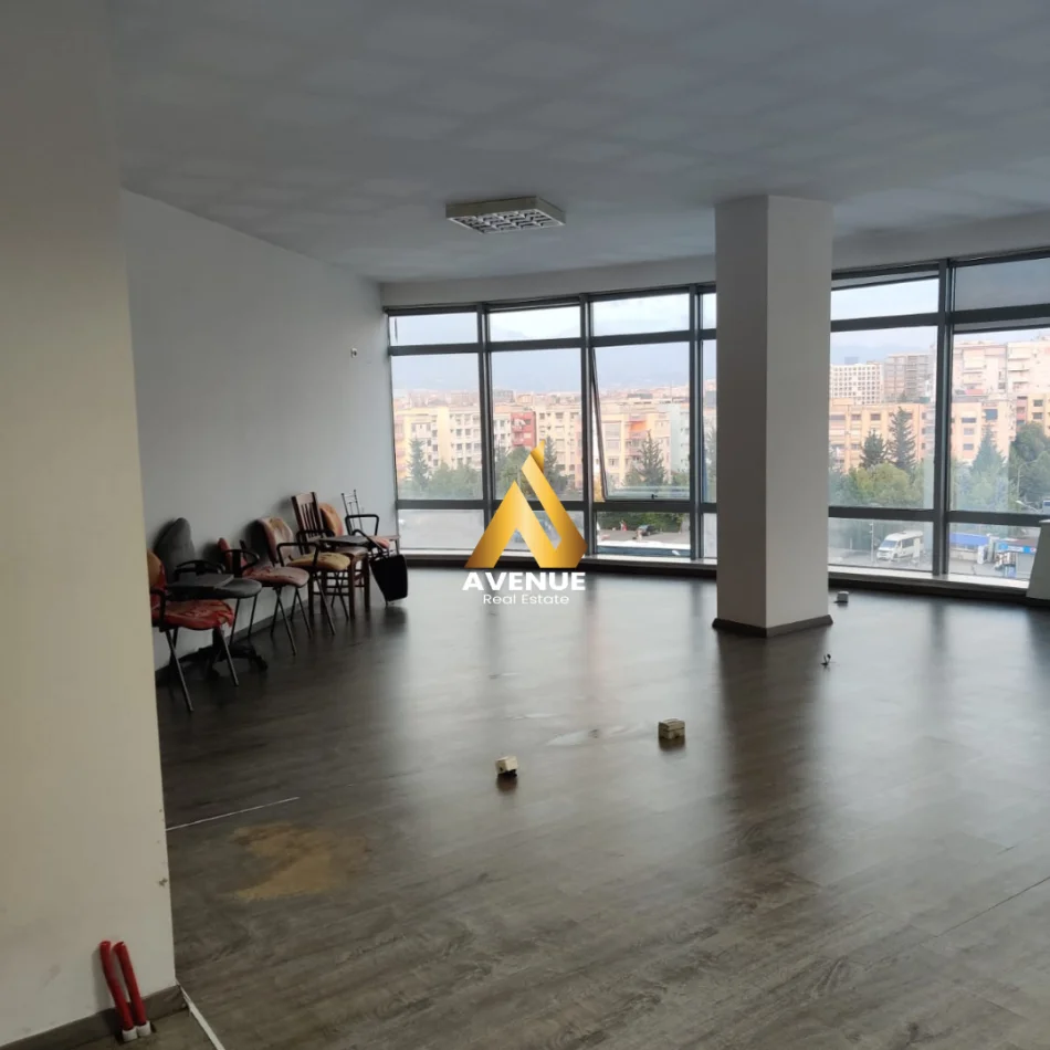 Tirane, jepet me qera zyre Kati 5, 70 m² 350 € (kthesa e kamzes)