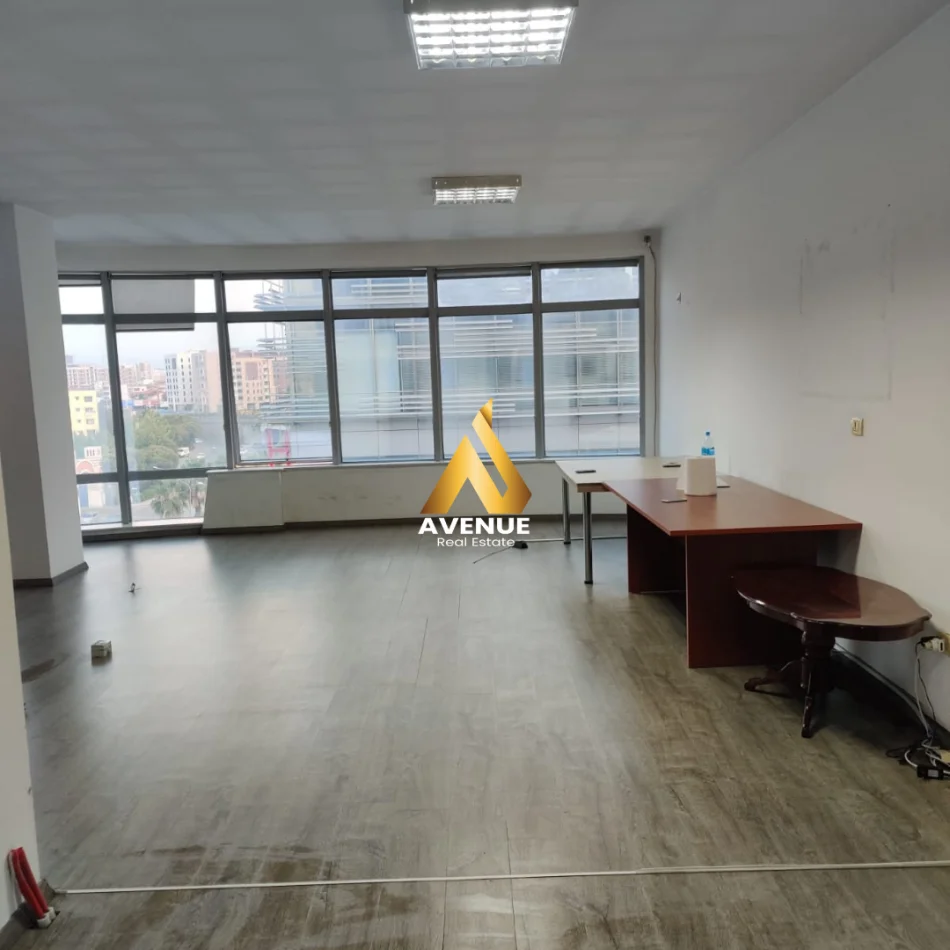 Tirane, jepet me qera zyre Kati 5, 70 m² 350 € (kthesa e kamzes)