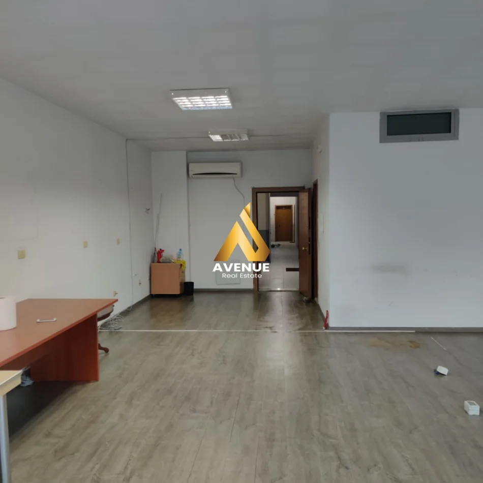 Tirane, jepet me qera zyre Kati 5, 70 m² 350 € (kthesa e kamzes)
