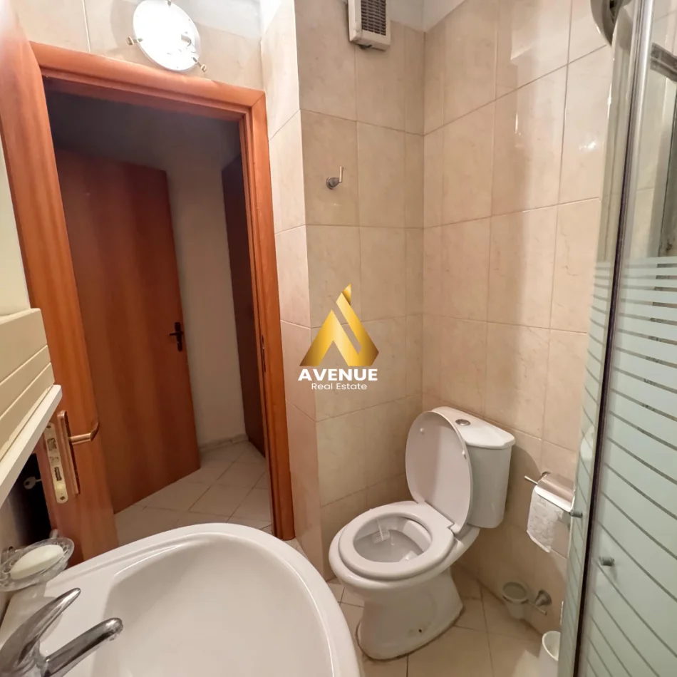Tirane, jepet me qera ambjent biznesi Kati 4, 166 m² 1.200 € (rruga e dibres)