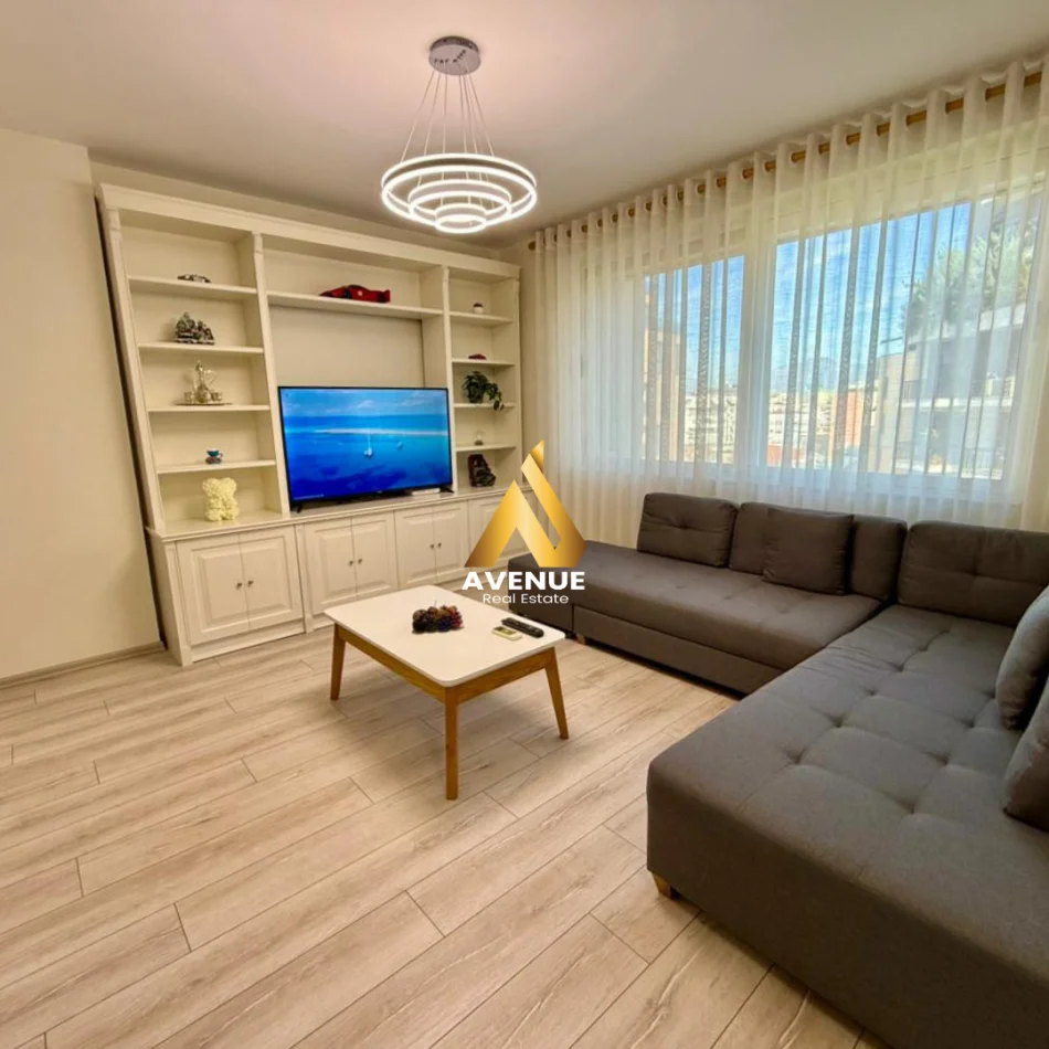 Tirane, jepet me qera apartament 1+1+Ballkon Kati 8, 70 m² 800 € (rruga e kosovareve)