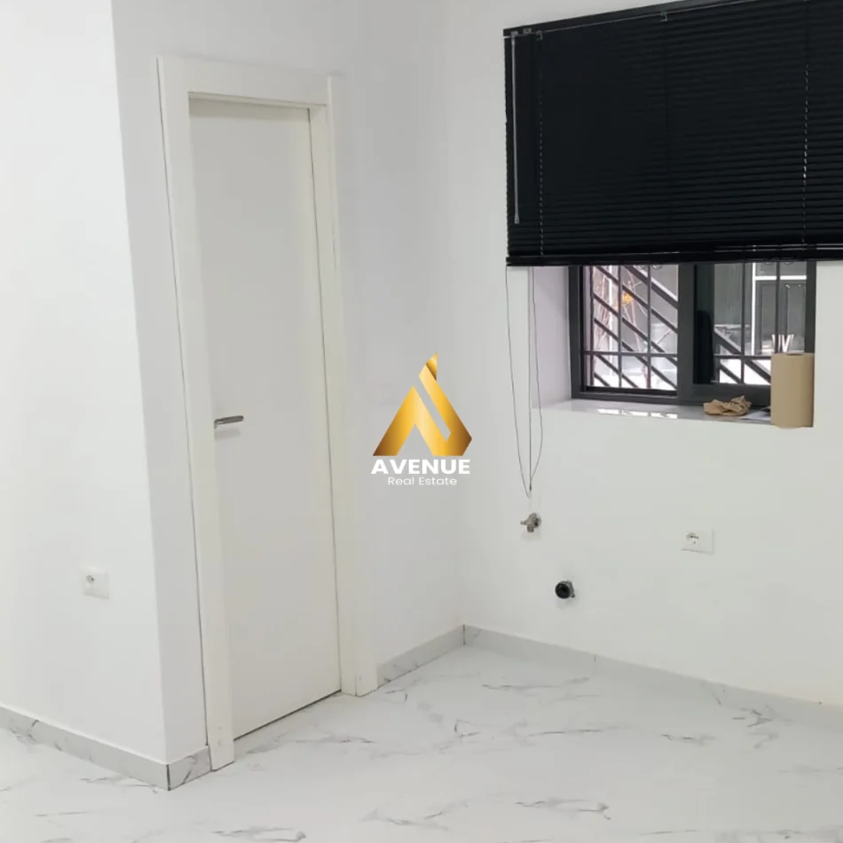 Tirane, jepet me qera zyre Kati 0, 35 m² 450 € (BULEVARDI DESHMORET E KOMBIT)