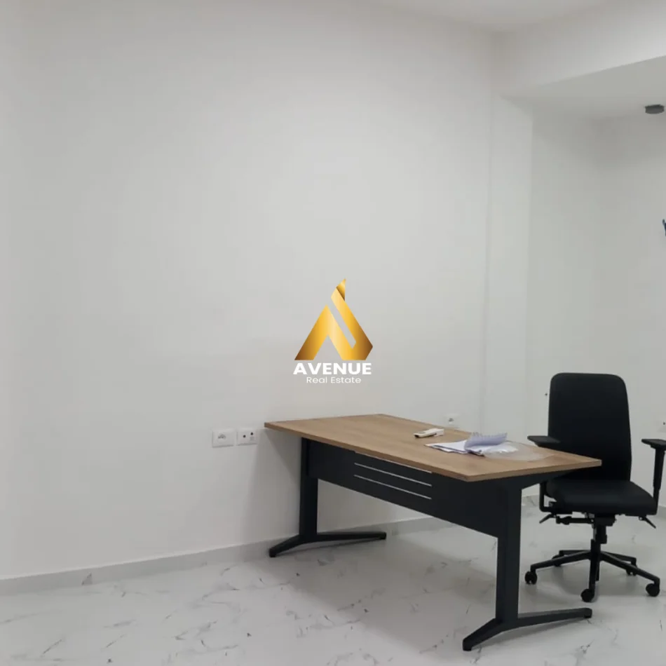 Tirane, jepet me qera zyre Kati 0, 35 m² 450 € (BULEVARDI DESHMORET E KOMBIT)