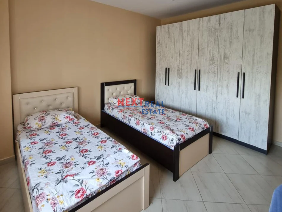 Vlore, jepet me qera apartament 2+1+Ballkon , 350 € (LUNGOMARE)