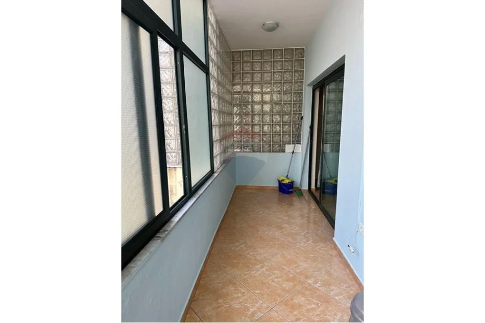 Tirane, jepet me qera apartament 1+1+Aneks+Ballkon Kati 4, 68 m² 550 € (Rruga Him Kolli)