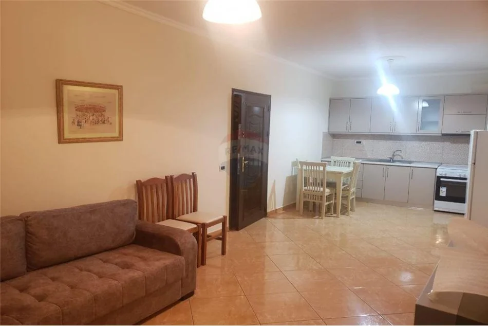 Tirane, jepet me qera apartament 1+1+Aneks+Ballkon Kati 4, 68 m² 550 € (Rruga Him Kolli)