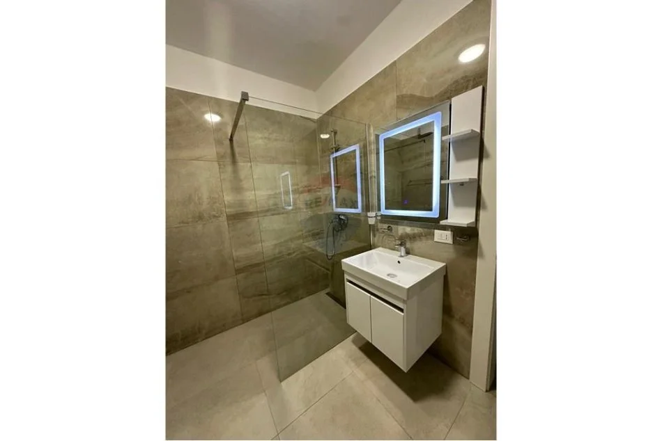 Tirane, jepet me qera apartament 2+1+Aneks+Ballkon Kati 4, 115 m² 900 € (Kompleksi Delijorgji)