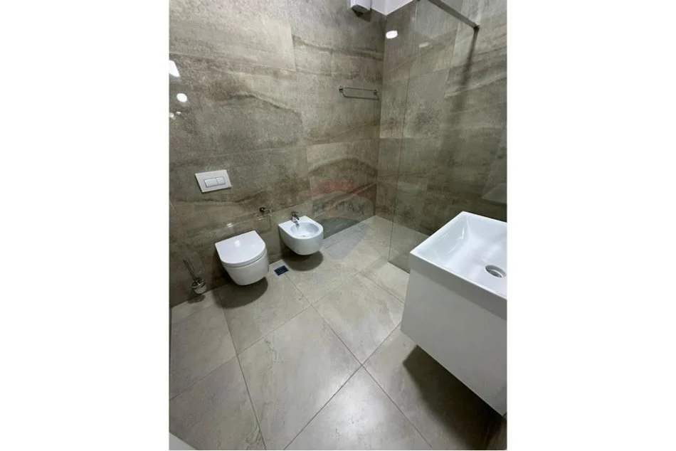 Tirane, jepet me qera apartament 2+1+Aneks+Ballkon Kati 4, 115 m² 900 € (Kompleksi Delijorgji)