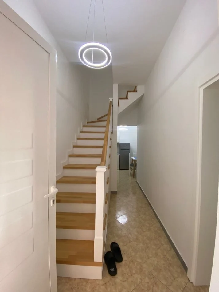 Tirane, jepet me qera Vile 2+1+Aneks+Ballkon Kati 2, 100 m² 1.000 € (Rruga Qemal Stafa)