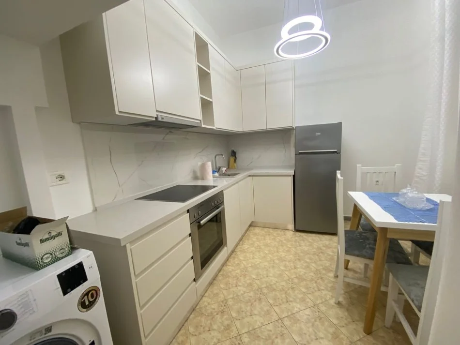 Tirane, jepet me qera Vile 2+1+Aneks+Ballkon Kati 2, 100 m² 1.000 € (Rruga Qemal Stafa)