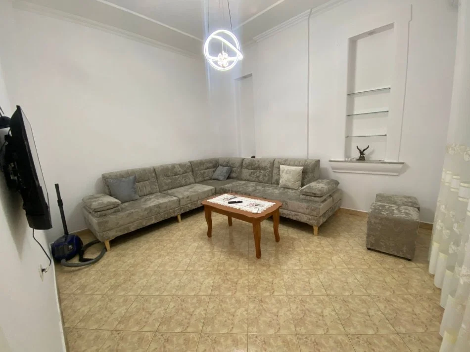 Tirane, jepet me qera Vile 2+1+Aneks+Ballkon Kati 2, 100 m² 1.000 € (Rruga Qemal Stafa)