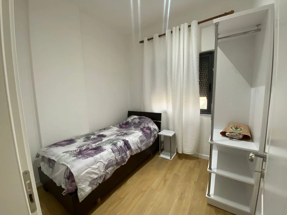 Tirane, jepet me qera Vile 2+1+Aneks+Ballkon Kati 2, 100 m² 1.000 € (Rruga Qemal Stafa)