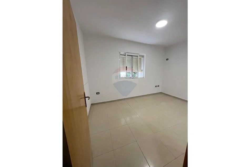 Tirane, jepet me qera apartament 1+1 , 105 m² 500 € (Mine Peza)