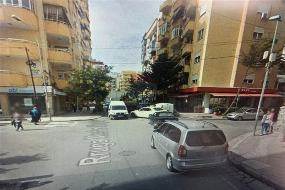 Tirane, shitet dyqan , 124 m² 700.000 € (Rruga Medar Shtylla)