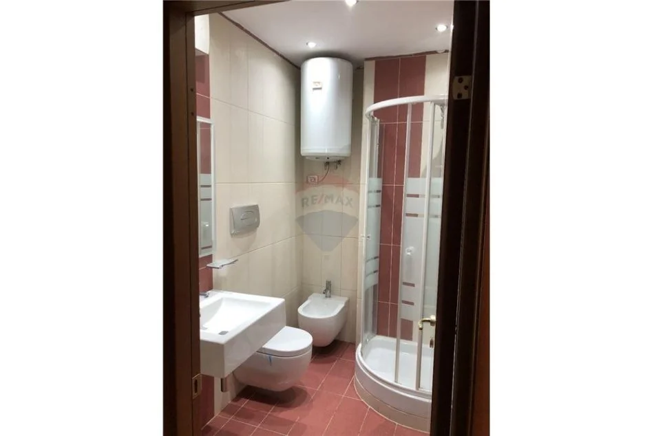 Tirane, jepet me qera apartament 3+1 Kati 6, 165 m² 1.100 € (Shallvaret)